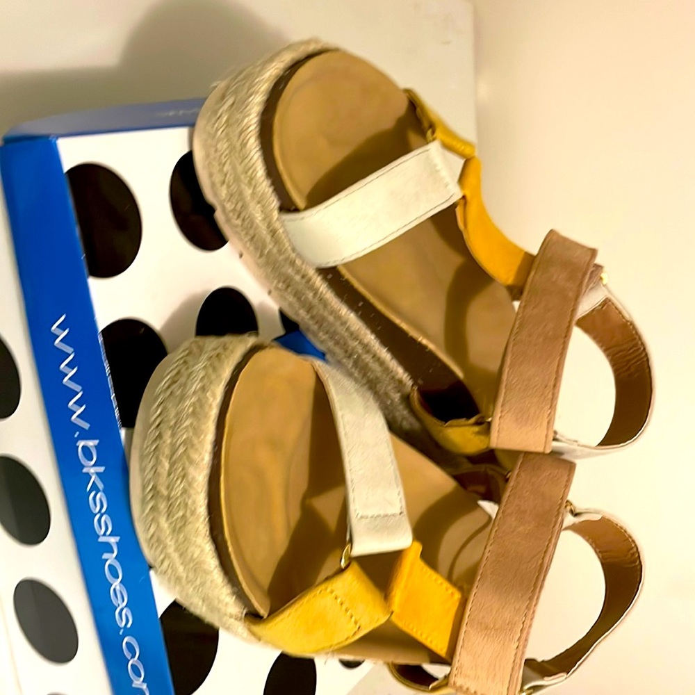 I am selling sandals that are brown ,white ,orange ,yellow ,and pink❤️💗